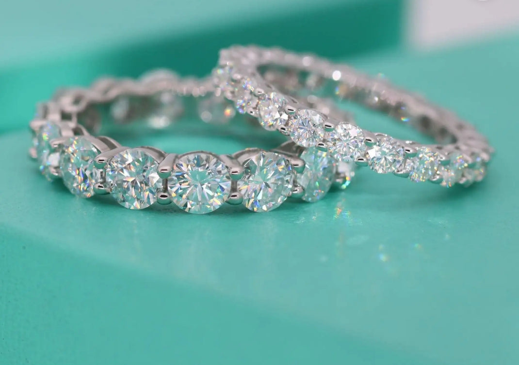 Anello Eterno con moissanite.
