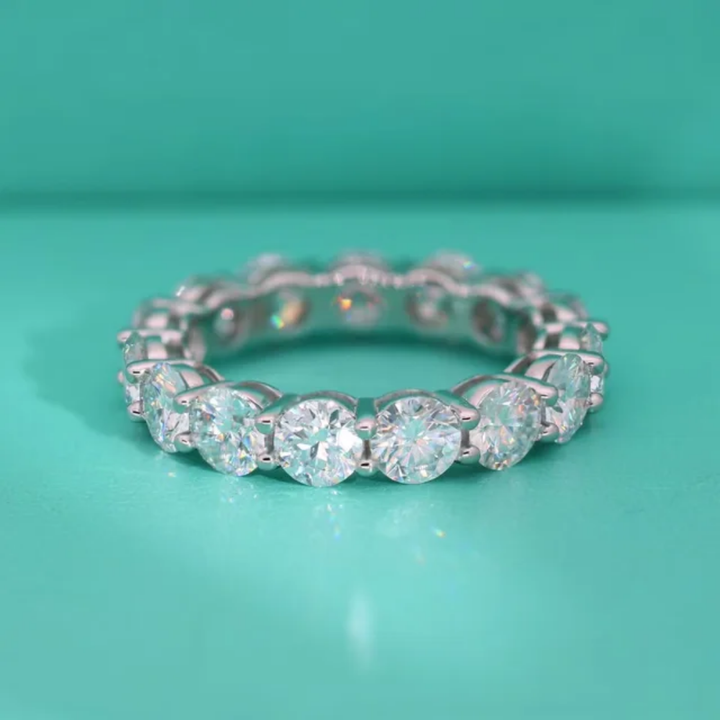 Anello Eterno con moissanite.