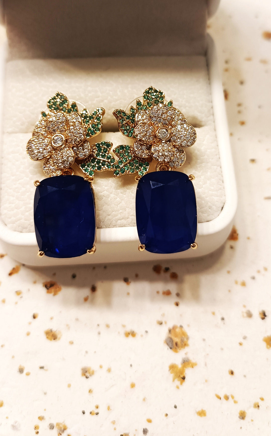 Orecchini pendenti di lusso con zirconi