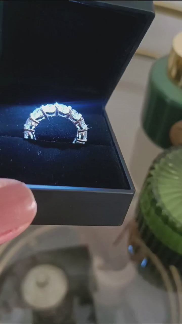 Anello Eterno con moissanite.